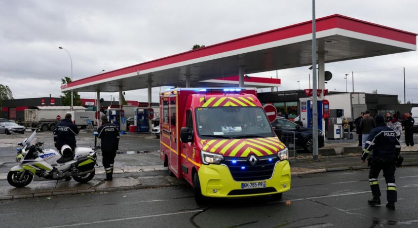 Autójából lövöldözött egy férfi Párizs egyik elővárosában, egy ember meghalt