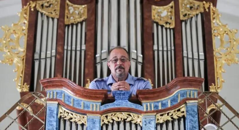 Rendős alezredes a templomi orgonánál