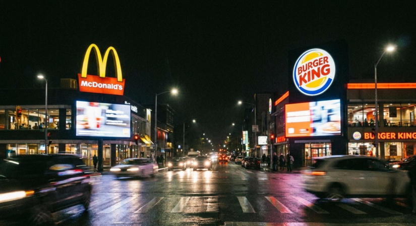 Nagy visszatérések versenye a gyorskaja piacon: Burger King vs. McDonald’s