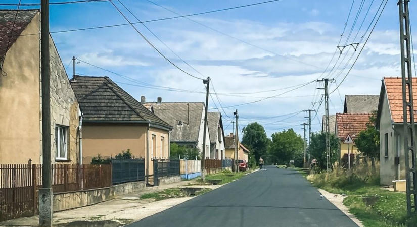 Itt kell lenned, hogy elhidd: fakanálra akasztva lógtak a milliók a szabolcsi utcában!