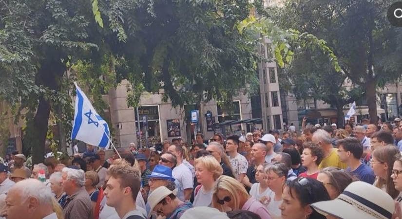 Egy időben zajlik a Hamaszos orvossal szolidáris és az Izrael-párti tüntetés