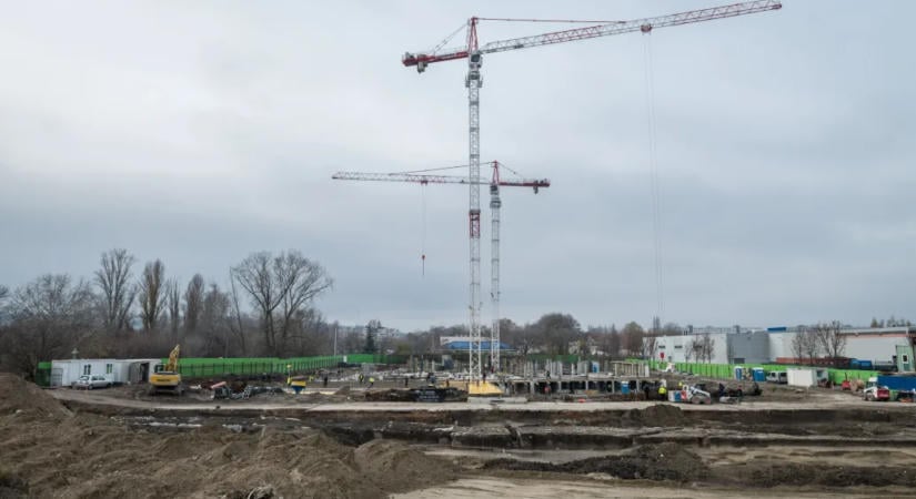 Robbantással szabadítanak ki több száz föld alatt ragadt munkást az árvíz után Nepálban