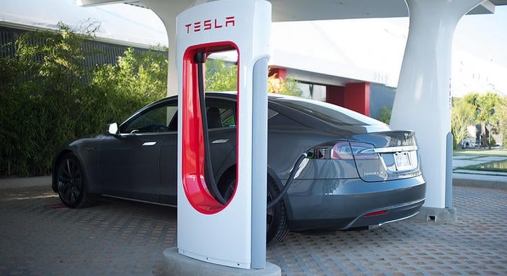 A Tesla már engedi, hogy letépje magát a Superchargerről, ha lőnek