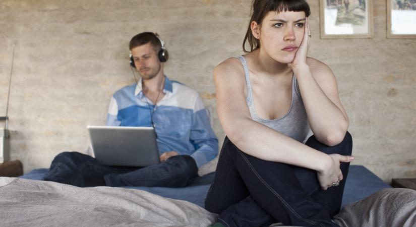 Az internet nyomorba dönt, egyre többen válnak cyberözvegyekké itthon