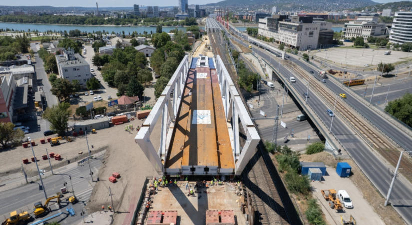 Helyére került a 2500 tonnás acélóriás a Soroksári út felett
