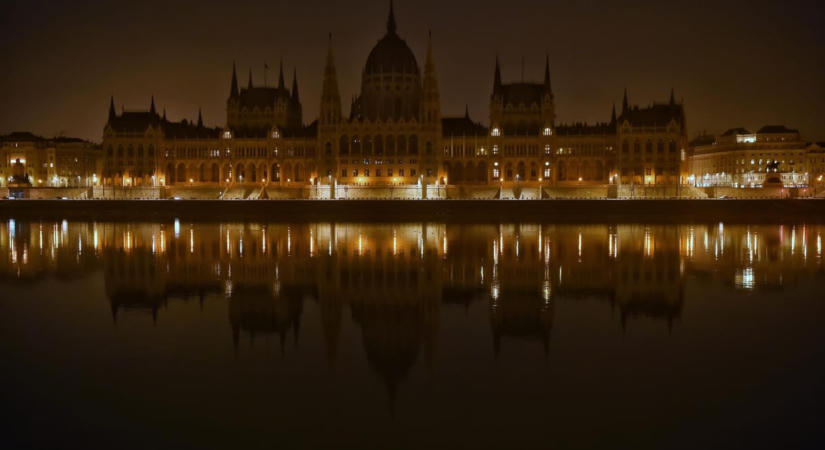 Lekapcsolják a Parlament és a budai Vár díszkivilágítását