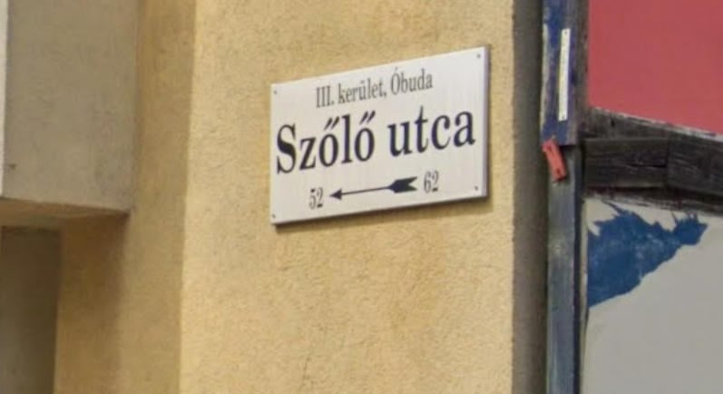 Vádemelés egy Szőlő utcai bántalmazó ügyében: nyakánál fogva a falhoz szorított egy 12 éves gyereket a rendész