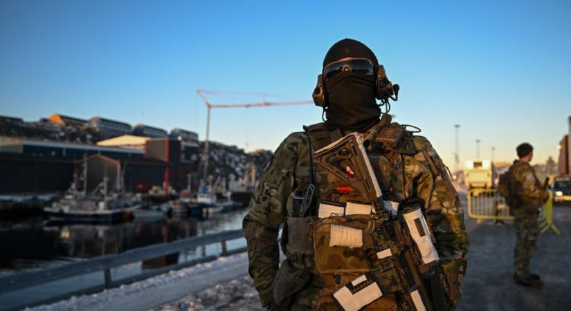 Sorkatonákat vezényelt Grönlandra Dánia