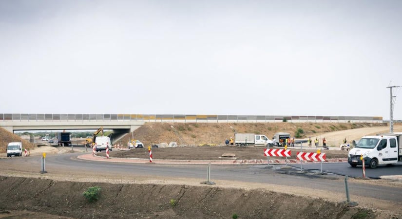 Épül az M44-es csomópont: új körforgalmak, fel- és lehajtóágak illetve kerékpár út is lesz  fotók
