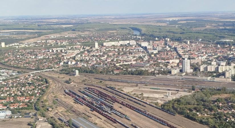 Madártávlatból látható Szolnok és a kiégett táj – csodálatos fotók a megyeszékhelyről