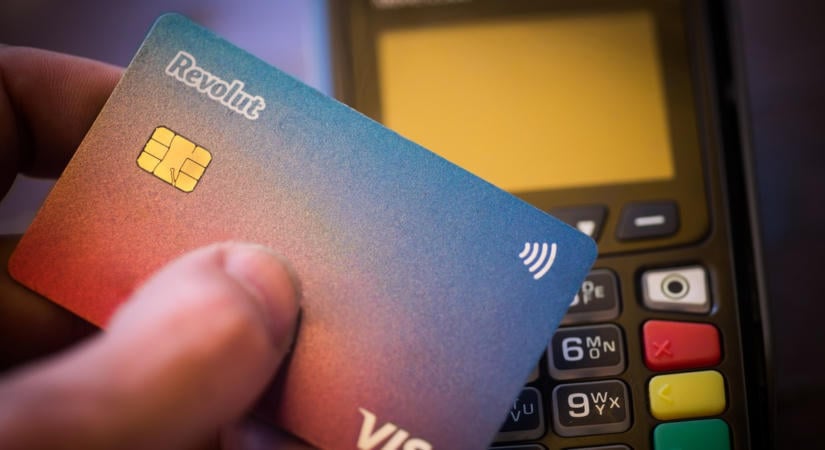 Nagy döntést hozott az Erste a Revolut kártyásokról – őket érinti