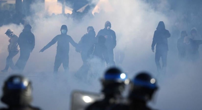Magyar Péter bravúrját ismételnék meg, Marine Le Pent juttathatják hatalomra – égnek a francia iskolák