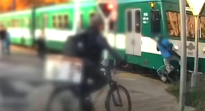 Tilos jelzésen hajtott át a HÉV elé egy kerékpáros – videóval