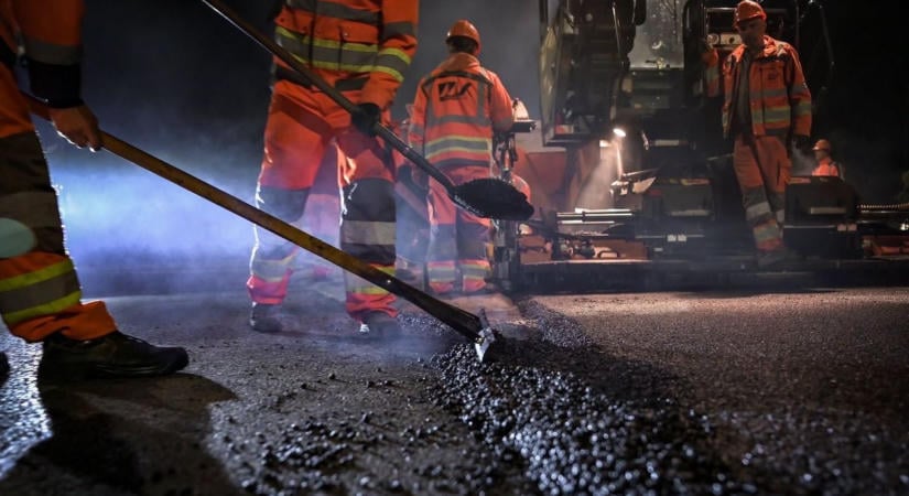 Egészen látványos felvételek érkeztek az M1–M7-es autópályákról: 8400 tonna aszfalttal dolgoznak be a Magyar Közút munkásai – videó