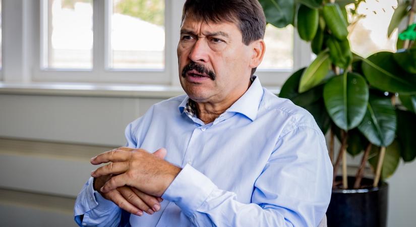 Áder János számlákat vitt Bayer Zsolthoz, majd elárulta, milyen pereket indít Magyar Péter ellen