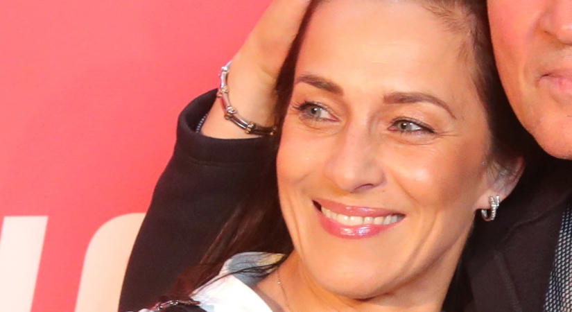 Azta, máris gurgulázva kacag a kicsi Yana. Fésűs Nelly úgy udvarol az unokájának, hogy a 2 hónapos baba fülig érő szájjal nevet