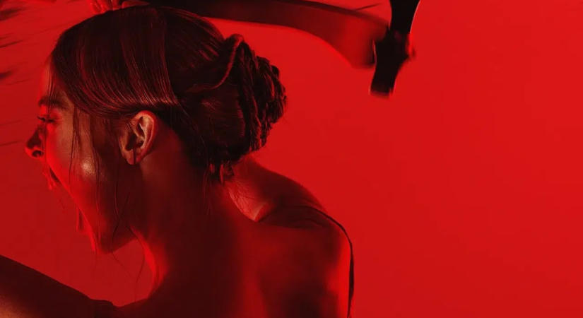 Szörnyeteg: Megvan, mikor jön a Netflixre a sorozatgyilkosos széria újabb felvonása, friss képen láthatjuk a vérben úszó főszereplőt, Lizzie Bordent