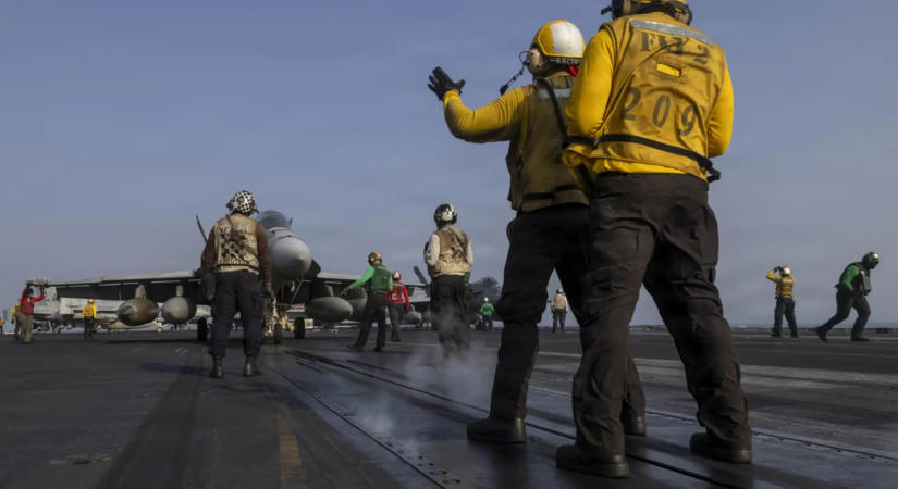 250 napja szolgálatban, vízbe ugrott a tengerész - Öngyilkossági kísérletek sorozata sújtja a USS Abraham Lincoln fedélzetét