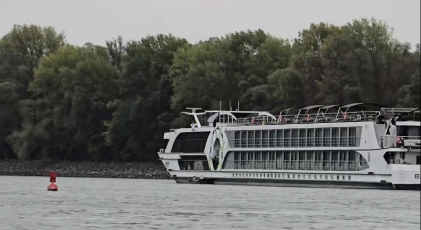 Elakadt egy óriás szállodahajó a Dunán, pont ott, ahol nemrég egy társa