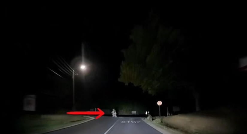 Bukósisak és jogosítvány nélkül menekült a rendőrök elől (videó)
