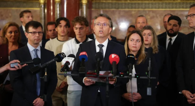 Hankó Balázs „bezárkózott” az irodába, rendőrök vezethetik el a Parlamentből