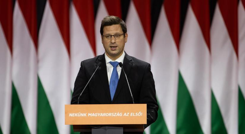Gulyás Gergely idén is a karácsonyfa mellől üzent: Önnek melyik a kedvenc ünnepi fotója a politikusról?