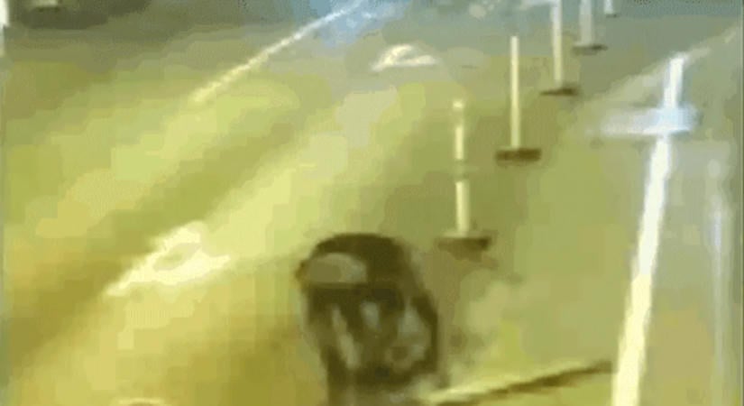 Parkolótábla talapzatával tört be a Magyar Színházba egy fiatal, majd különös dolgot tett – videó