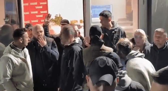 A szerb ellenzékiek nem vártak: utcára rángatták a propagandacsatorna főszerkesztőjét
