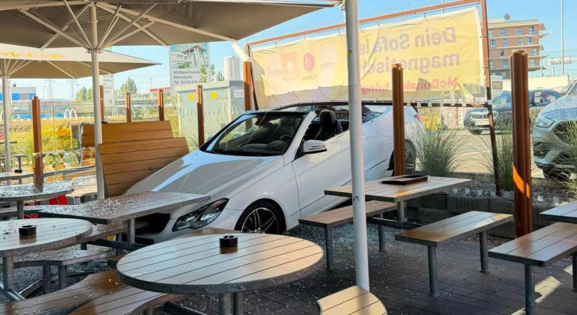 Mercedes hajtott a McDonald's kerthelyiségébe Ausztriában – többen megsérültek