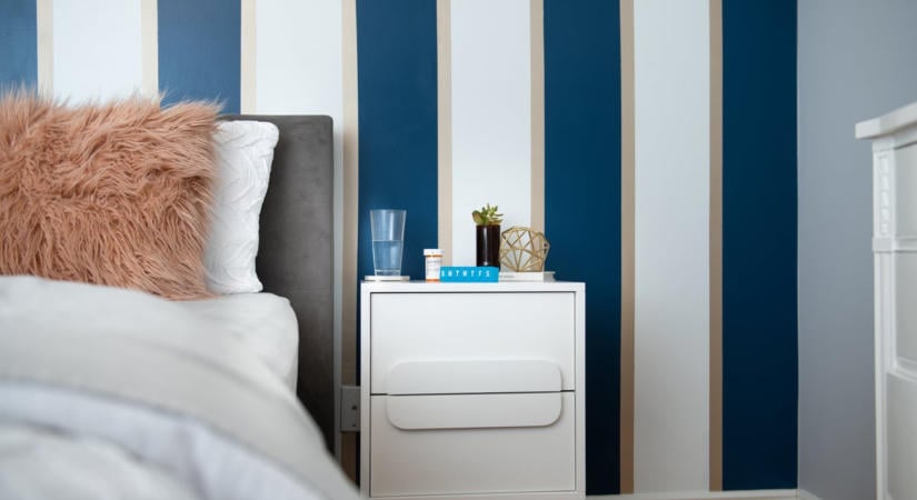 Fali panel hatás egy doboz festékkel – így lesz luxushatású a hálószoba
