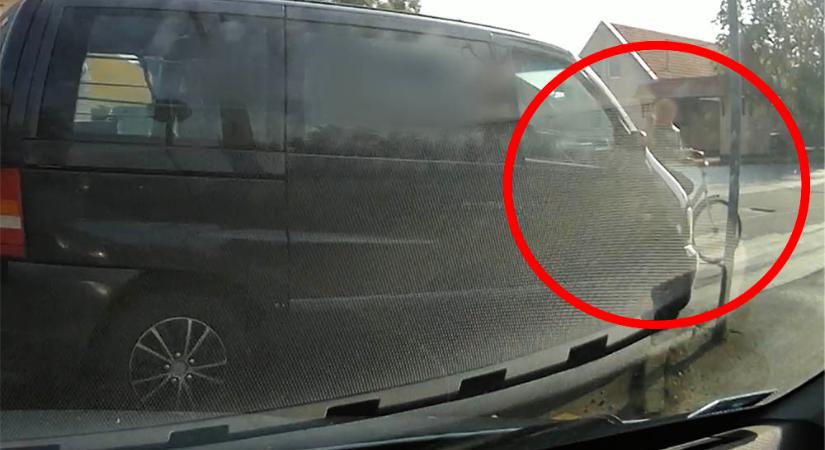 VIDEÓ: Óriási hibát követett el a kerékpáros, de a kisbusz sofőrje sem volt vétlen