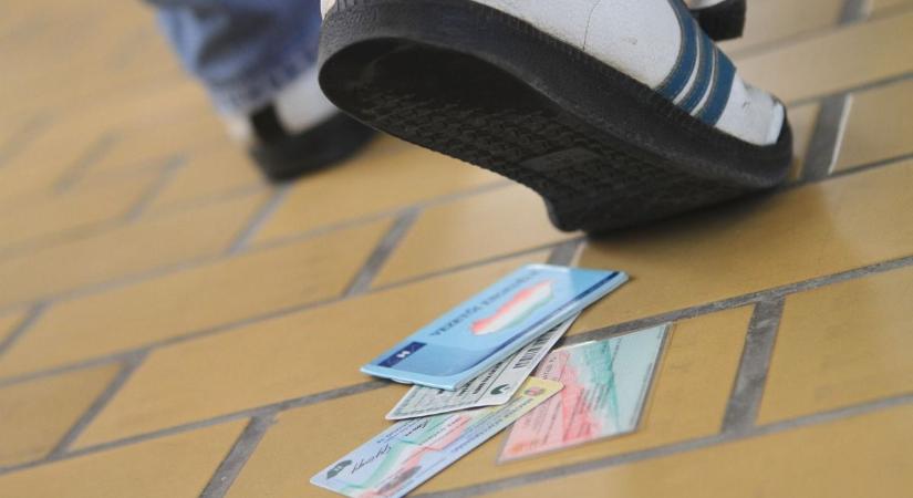 Elő a személyi igazolvánnyal és a lakcímkártyával: ezeket fogják elkérni tőled