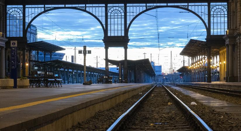 Riadalom a Keletiben: több száz utas hagyta el a szerelvényt