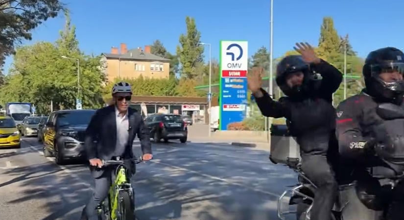 Videón Magyar Péter bringázása a kormányülésre, közben bejelentett ezt-azt