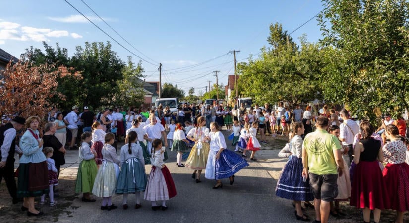 Egy egész falu mozdult meg a hagyományért – új életre kelt a szüreti mulatság Sárkeresztesen (galéria, videó)