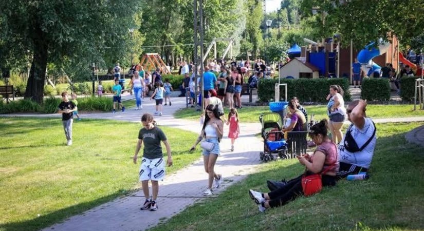 Megszépült a tolnai park, de most mégis azt kérik, inkább ne sétáljanak benne