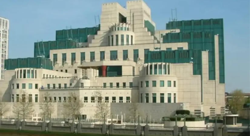 Kémkedéssel vádolnak egy brit haditengerészeti tisztet, orosz szál is felmerült
