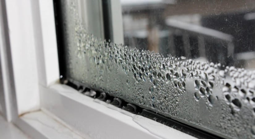 A párás ablak ellenszere a hűvös hónapokban – ezt próbáld ki!