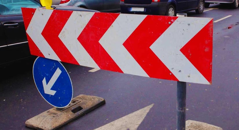 Lezárnak egy sávot, forgalomkorlátozás lesz Debrecen déli részén