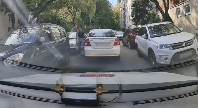 Videón, ahogy a rendőrök elől menekül egy forgalomból kivont autóval a körözött, bedrogozott, jogsi nélküli nő