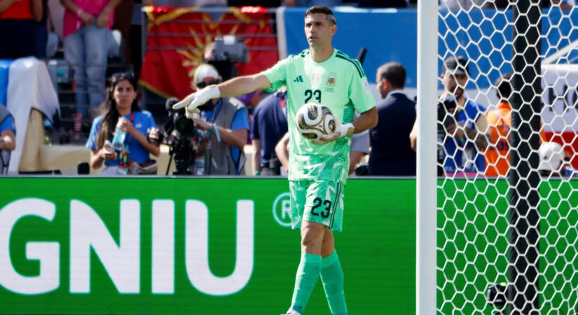 Dibu Martínez orvosira készül a Chelsea-nél, brazil játékost igazolhat a ZTE – pénteki transzferhíradó