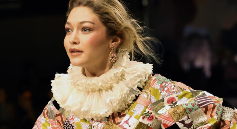 Gigi Hadid reneszánsz hercegnőként hódította meg a Vogue World kifutóját – 1680 órán át készült a ruhája