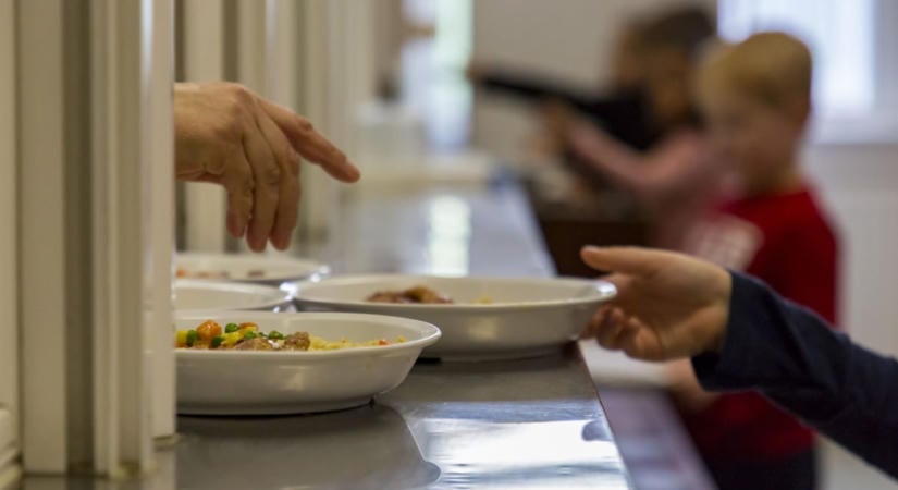 Nyolc gyerek került kórházba, mindannyian ugyanattól a közétkeztetőtől kapták az ebédet