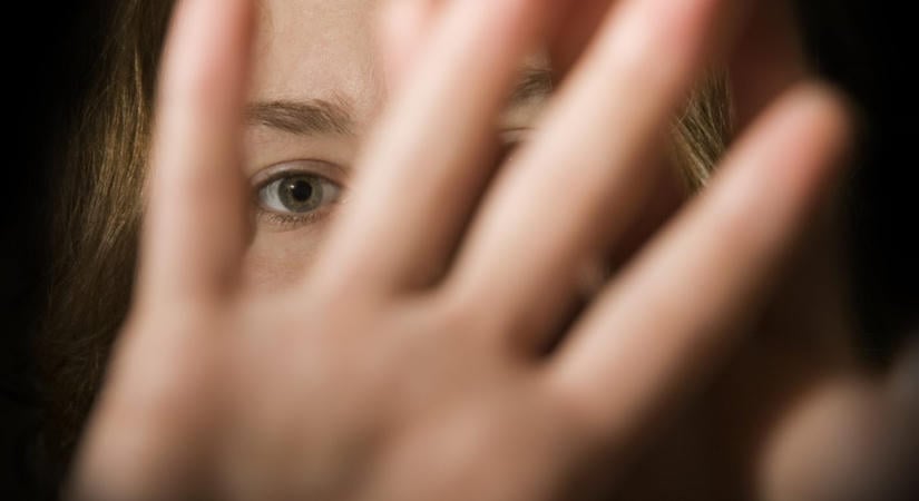 Vádat emeltek egy harmincas éveiben járó szombathelyi férfival szemben, aki kiskorúval szexelet