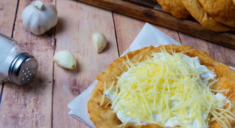 Hiányzik a balatoni lángos? Ezzel a recepttel otthon is elkészítheted – ráadásul sokkal olcsóbban!