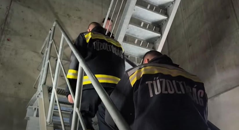 Négyszer másszák meg a Völgyhidat teljes védőfelszerelésben – erre készülnek a siófoki tűzoltók (videóval)