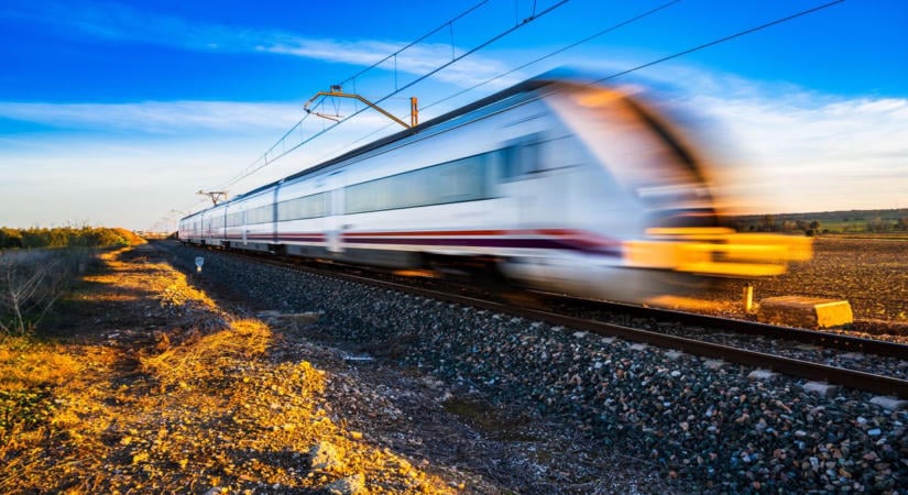 Két gyorsvonat ütközött, több tucat halottja lehet a tragédiának (videó)