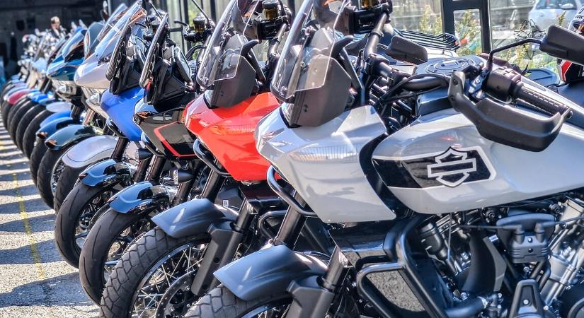 Elképesztő számokkal zárta a félévet a motorpiac - Mindenki motorozni akar?