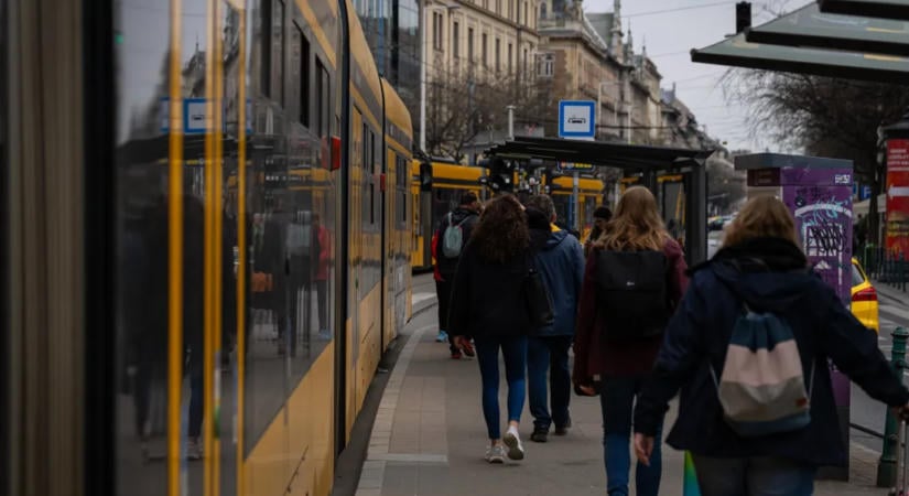 Keményebben lépnek fel a megállóban dohányzók ellen Budapesten, fél év alatt több mint 4,5 millió forintnyi bírságot szabtak ki