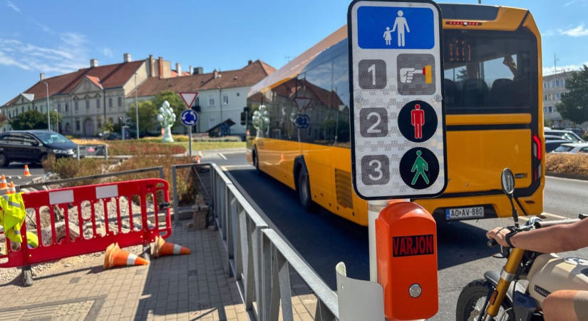 Elkezdődött a lámpásítás kiépítése a veszprémi hotel előtti körforgalomnál ( galéria, videó)